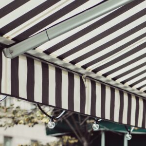 Cómo el clima mediterráneo marca la elección de toldos terrazas Tarragona para hogares (y por qué no vale cualquiera)